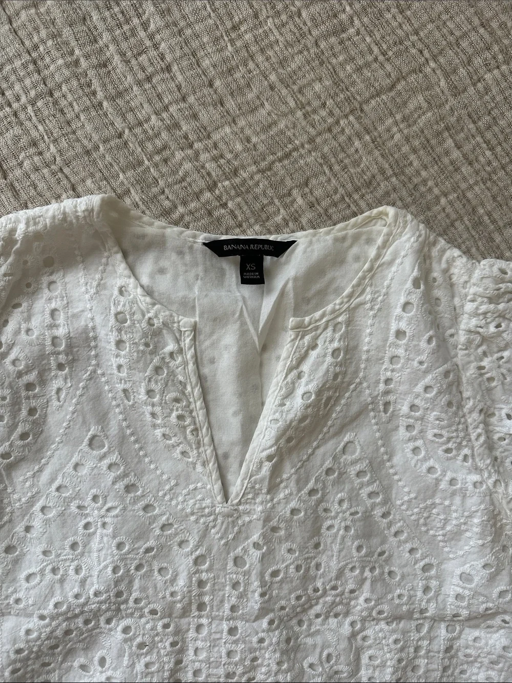 Banana Republic White Eyelet Split V-Neck Blouse Top